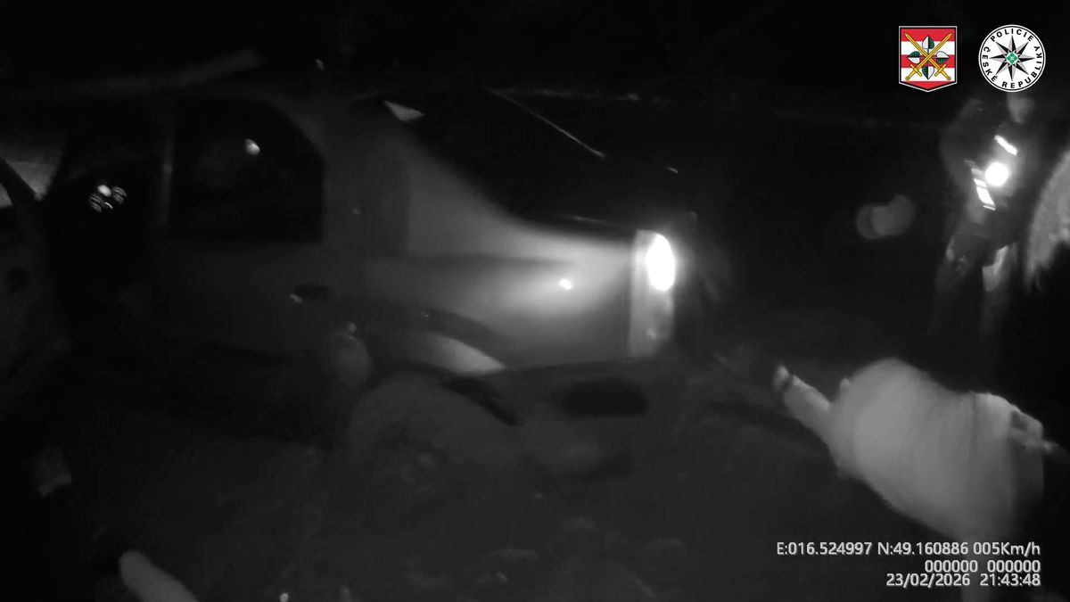 Postarší pirát silnic v Dacii ujížděl policistům, vyhnul se i zátarasu. Zastavil jej až pás s hroty